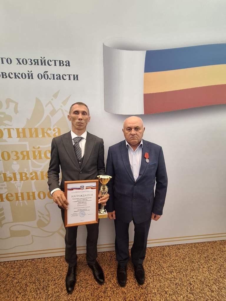 Труженикам сельского хозяйства Мартыновского района вручили награды