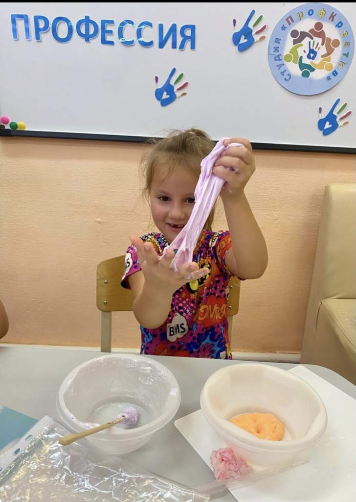 Слайм-магия в реабилитационном центре: чудо науки в руках детей!