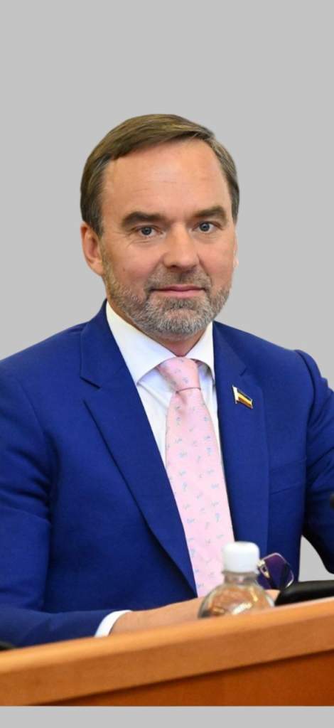 «Спасибо за труд и преданность: Депутат ЗС А.А. Ремета поздравил педагогов»