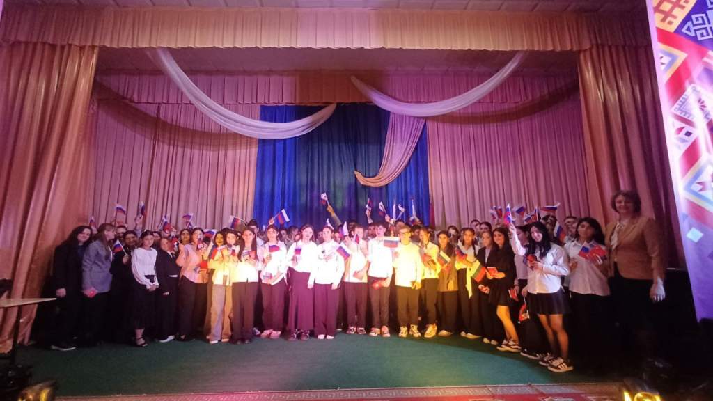 «Сделаем Россию лучше вместе! В Мартыновском районе чествовали юных граждан и опытных наставников»