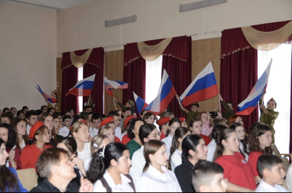 Форум «Героическая Россия» в Мартыновском районе: молодежь чтит прошлое, строит будущее