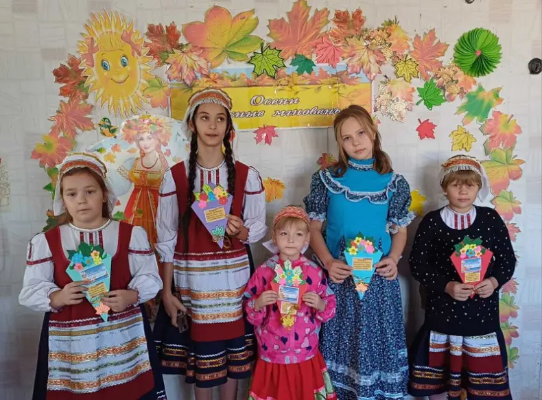 «Ваших лет золотые россыпи»: Театральный кружок «Лучик» поздравил пожилых людей с Днем добра и мудрости