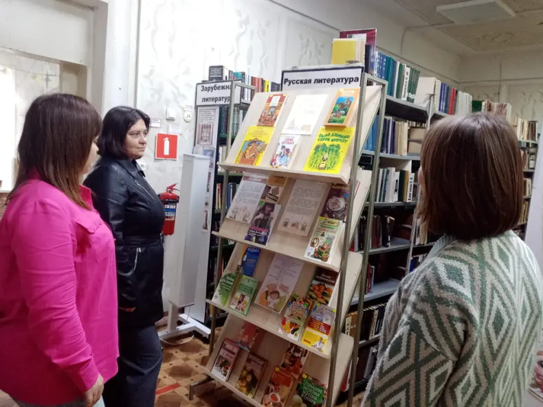 «Когда старость в радость»: книжная выставка ко Дню бабушек и дедушек в Мартыновской библиотеке