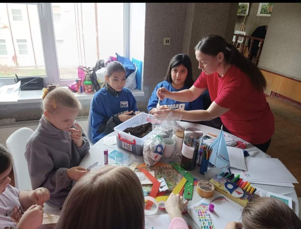 Единство в действии: молодогвардейцы и «Движение Первых» провели патриотические мастер-классы в преддверии Дня народного единства