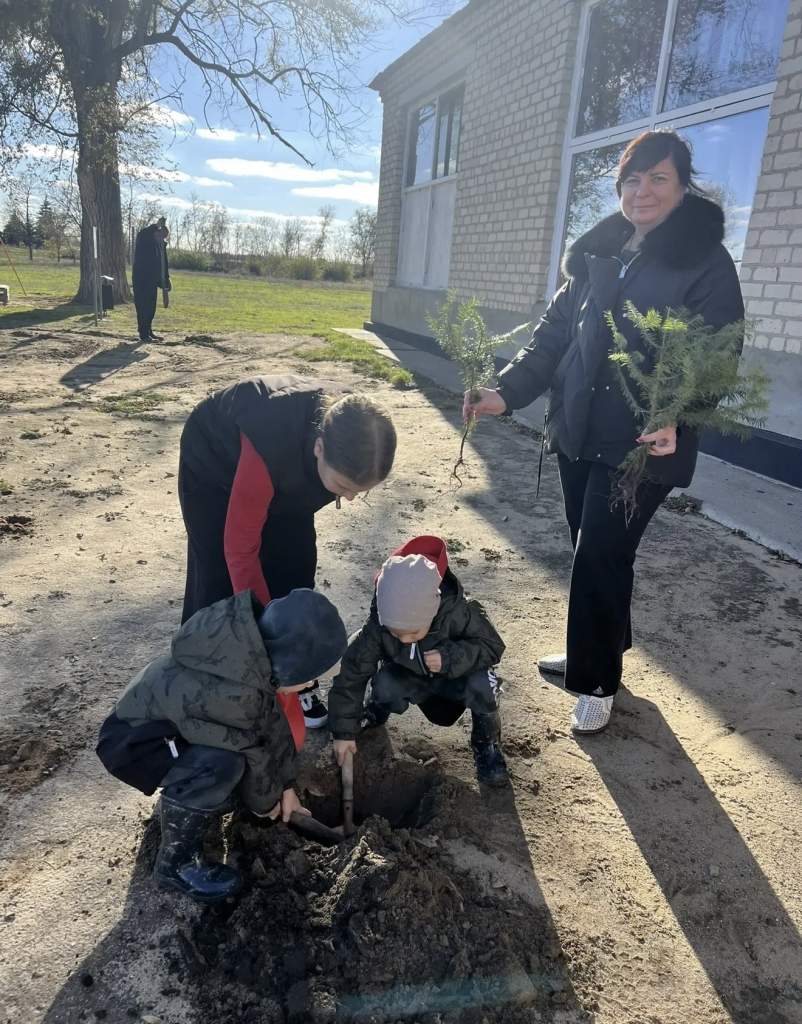 Одни привезли саженцы, другие их посадили