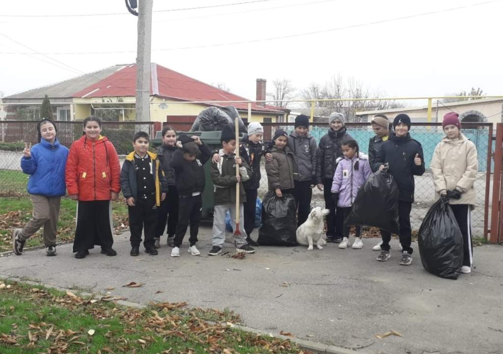 От сердца к делу: Как третьеклассники – активисты Движения Первых – сделали школьный двор уютнее