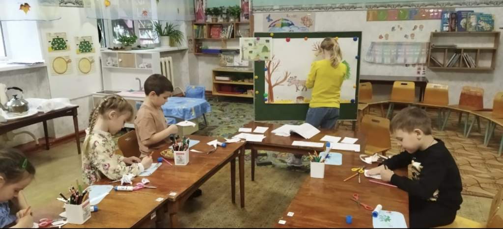 Осенние чудеса в «Аленушке»: логопедическая группа создала сказочный лес из аппликаций!