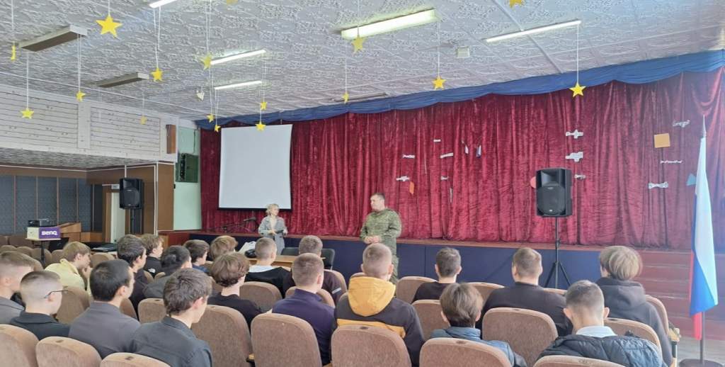 Старшеклассники Мартыновки узнали, что ждет их за армейским порогом: встреча с военным комиссаром открыла глаза на реалии службы