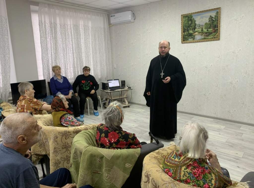 Тепло души в преддверии Дня Матери: Настоятель Храма Святой Троицы посетил дом-интернат в Большой Орловке