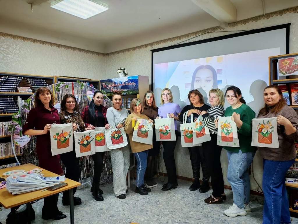 Подарок своими руками: в Большой Мартыновке научили создавать чудеса на мастер-классе ко Дню Матери