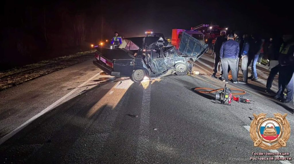 Трагедия на ростовской трассе: лобовое столкновение унесло жизнь водителя ВАЗа, трое в больнице