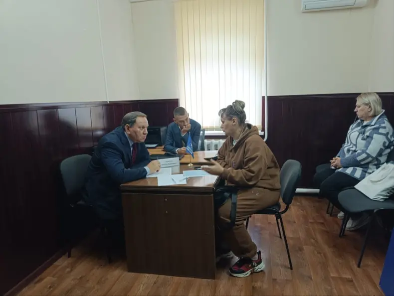 Депутат Госдумы В.Е. Дерябкин провел прием граждан в Мартыновском районе: ключевой вопрос – выплаты участникам СВО