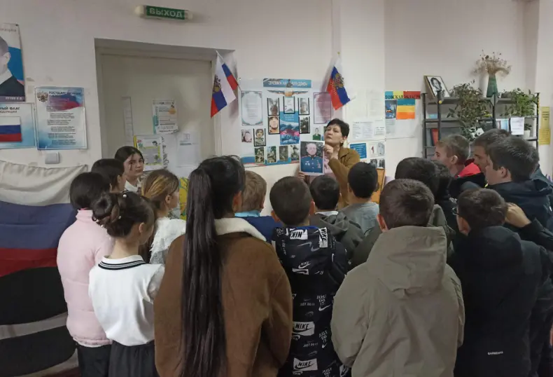«Живая история»: В библиотеке хутора Малоорловский рассказали школьникам о героях СВО
