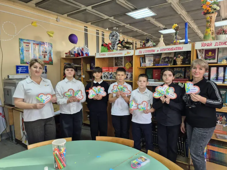 Своими руками — маме с любовью: Школьники п. Южный сделали открытки для матерей героев!