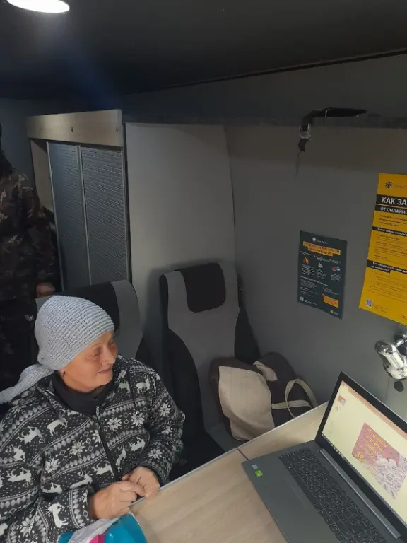 Мобильная библиотека поздравила мам Мартыновского района: викторина, история и много тепла!