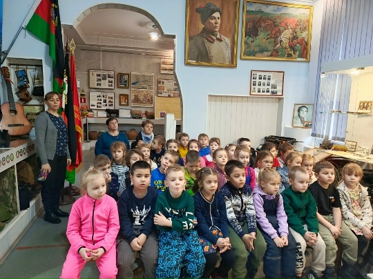 Маленькие сердца с большой гордостью: День Героев Отечества в «Аленушке»