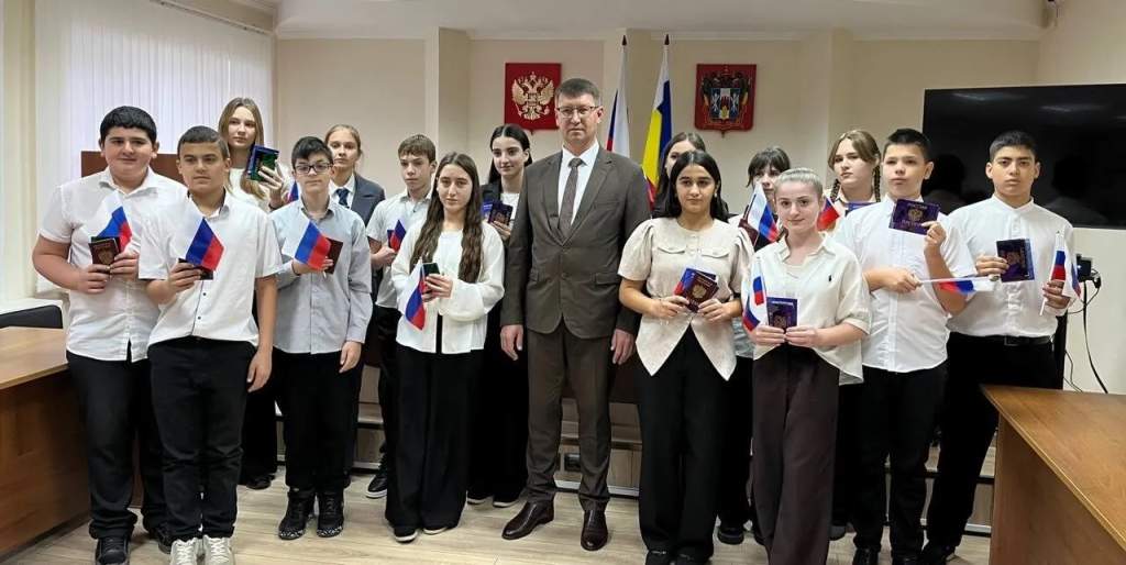 Первый паспорт – первый шаг в будущее: юные мартыновцы стали гражданами России в День Конституции!