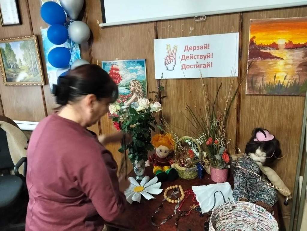 «Дерзайте, увлеченные!»: В сельской библиотеке открылась выставка рукоделия, вдохновляющая на творчество