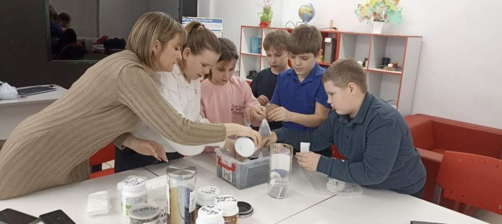 Согревая сердца: Фиточай от «Точки Роста» и 5 «А» класса – подарок героям СВО!