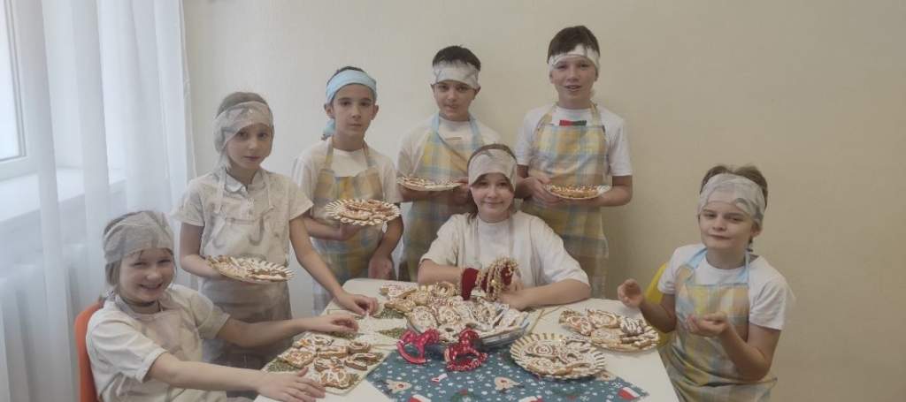 Сладкий оберег: Как дети создают пряничные подковы на год Огненной Лошади!