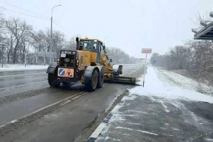 Снегопад в Ростовской области: 236 единиц техники борются с заносами! Водителям – внимание!
