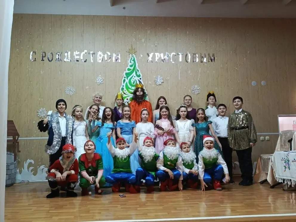 Музыка, магия и «Белоснежка»: В п. Зеленолугском показали мюзикл, который растопил сердца зрителей!