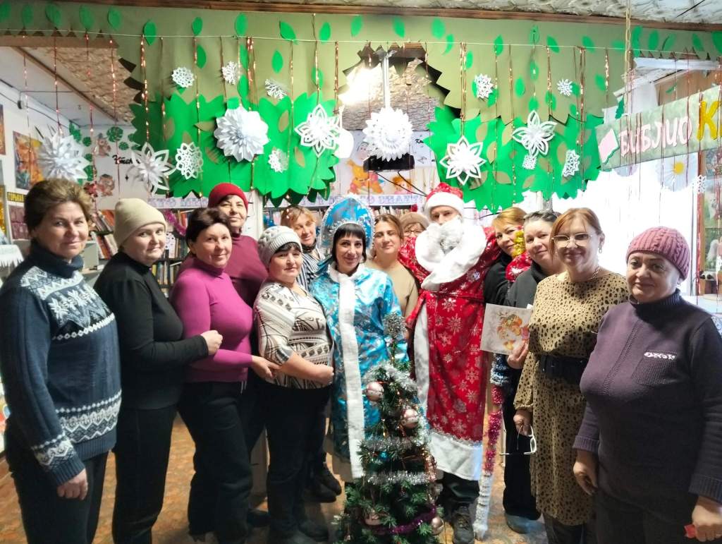 «Новогодняя ночь исполняет желания» в Большеорловской библиотеке: книги, песни и волшебство для «Добрых рук мастерства»