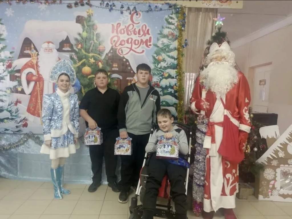 Добрые дела депутатов: Новогодние подарки согрели сердца 80 детей в Мартыновском районе