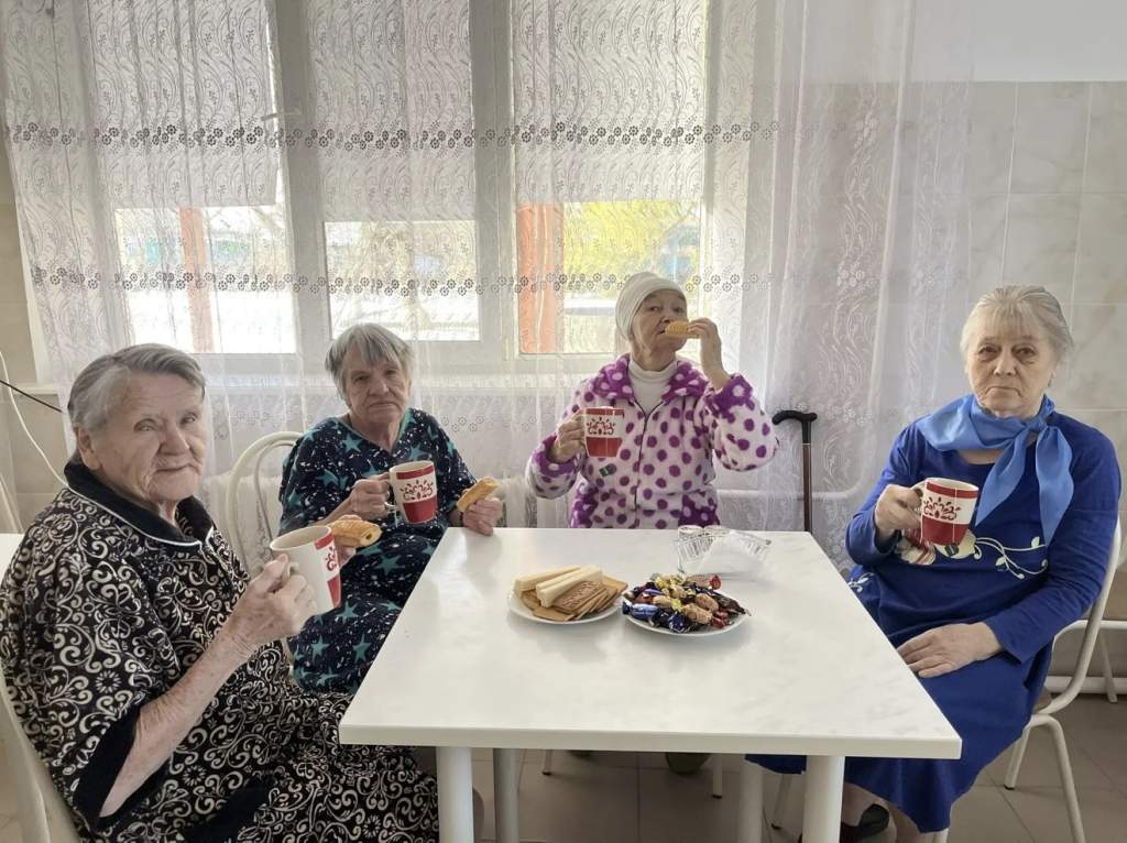 Согреваем сердца: душевное чаепитие в доме-интернате  растопило зимнюю стужу
