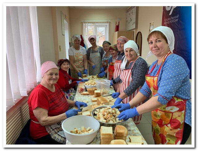 «Серебряные волонтеры» передают посылки бойцам