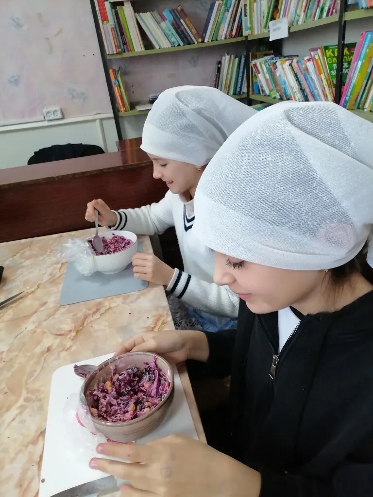 В библиотеке х. Новосадковский воспитывают будущих шеф-поваров: как кружок «Мамины помощники» объединил детей