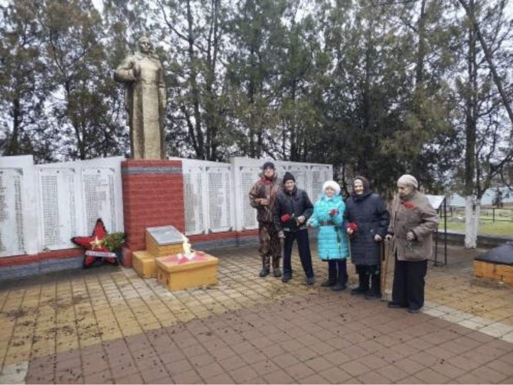Цветы у Вечного Огня: постояльцы дома — интерната сл. Большая Орловка почтили память героев ВОВ