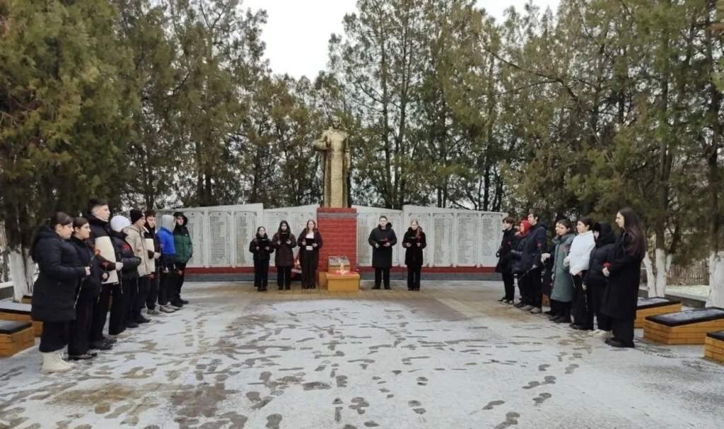 В сл. Большая Орловка почтили память Защитников Отечества: Митинг у Мемориала Воинам-освободителям