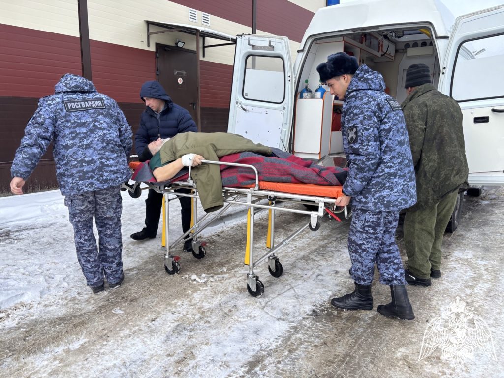 Росгвардейцы «вынесли» пациента из ледяного плена: помощь медикам в ростовской станице!