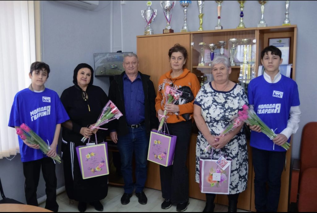 В Мартыновском районе поздравили женщин: цветы, подарки и слова благодарности