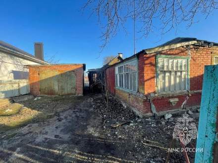 Трагедия в Матвеево-Курганском районе: Пожар в частном доме унес жизнь женщины, двое в больнице