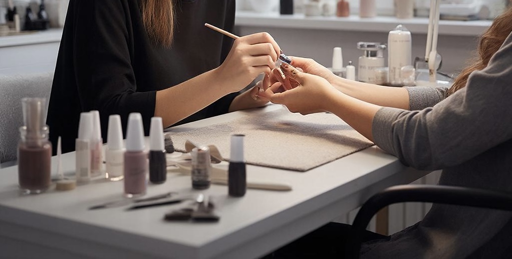 Длинные ногти под угрозой? Разбираемся, что на самом деле говорит новый ГОСТ о маникюре россиянок