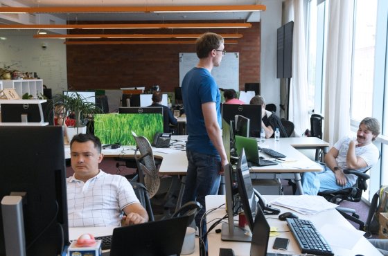 Майские выходные. Как оплачивается работа и начисляются выплаты и пенсии?