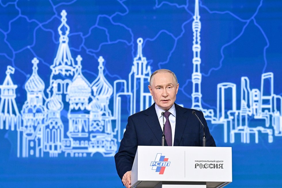 Президент РФ поручил снизить бумажную нагрузку на врачей и учителей