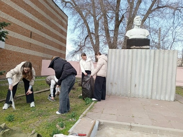 Субботник на памятном месте: единство и радость общего дела