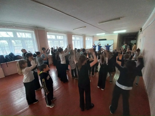 Школьники Большой Мартыновки зажгли танцами на большой перемене