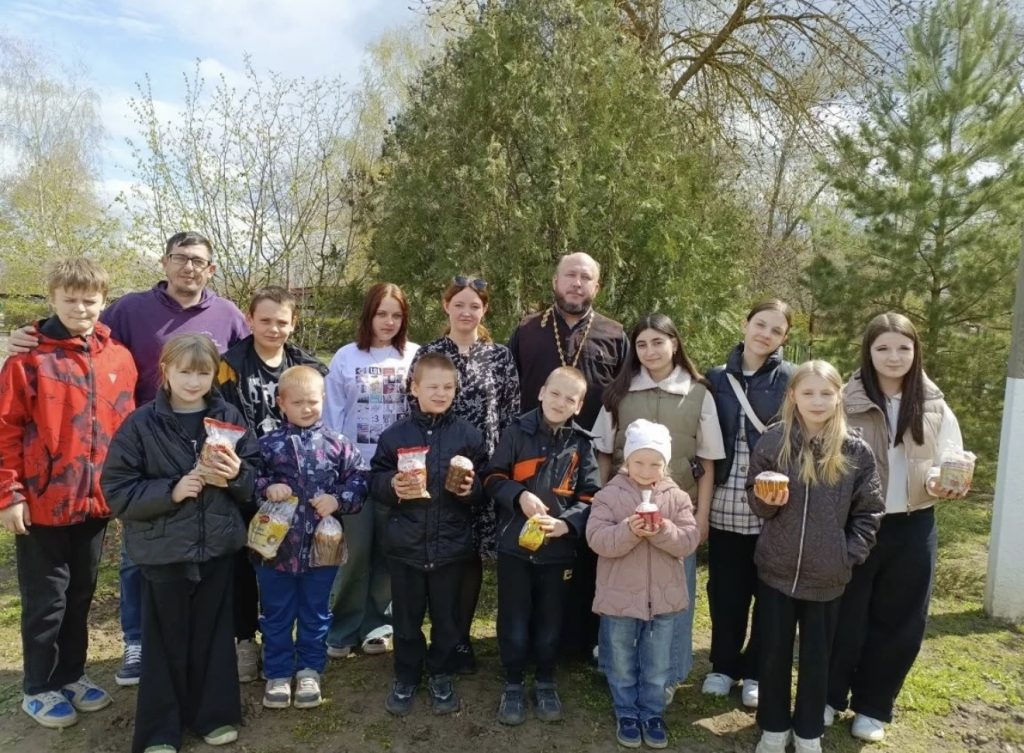 Свет пасхальной радости: отец Алексей и волонтеры подарили праздник детям в Большой Мартыновке