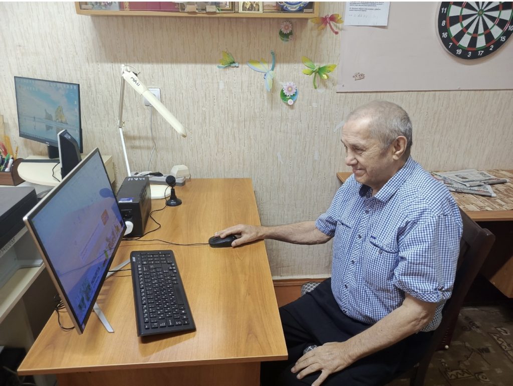 Компьютер вместо скуки: как в доме-интернате открыли мир для старшего поколения