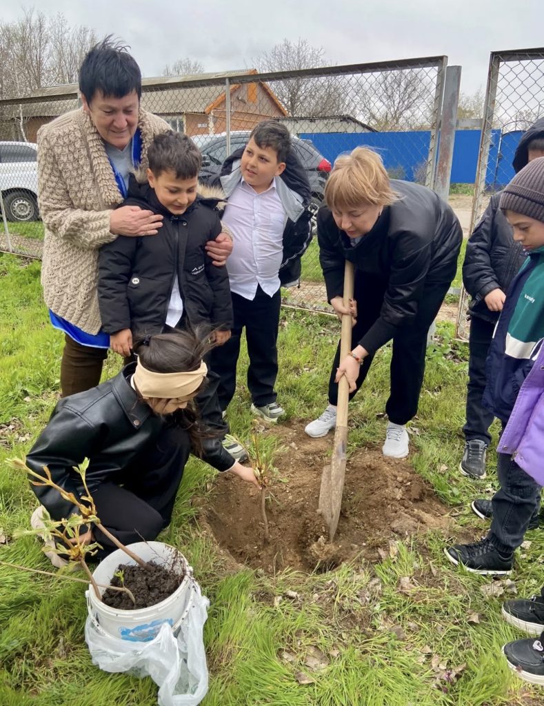 «Зеленый Дон — здоровая Россия»: как школьники присоединились к областному Дню древонасаждения