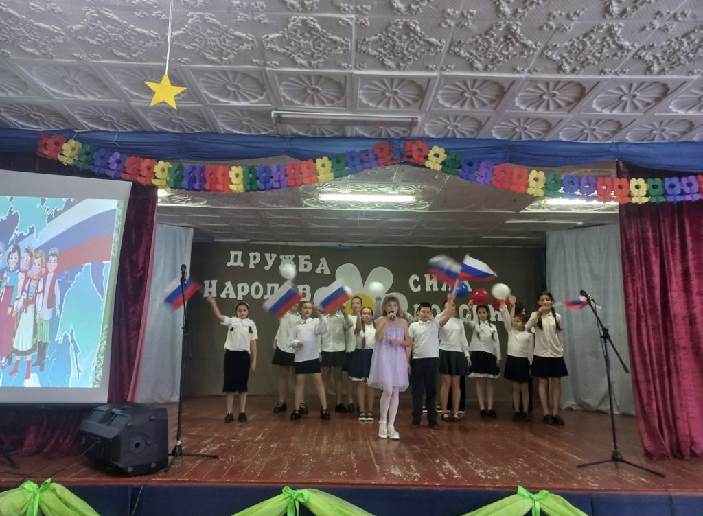 Венок дружбы сплели в сл. Большая Мартыновка: школьный фестиваль стал ярким символом единства народов России