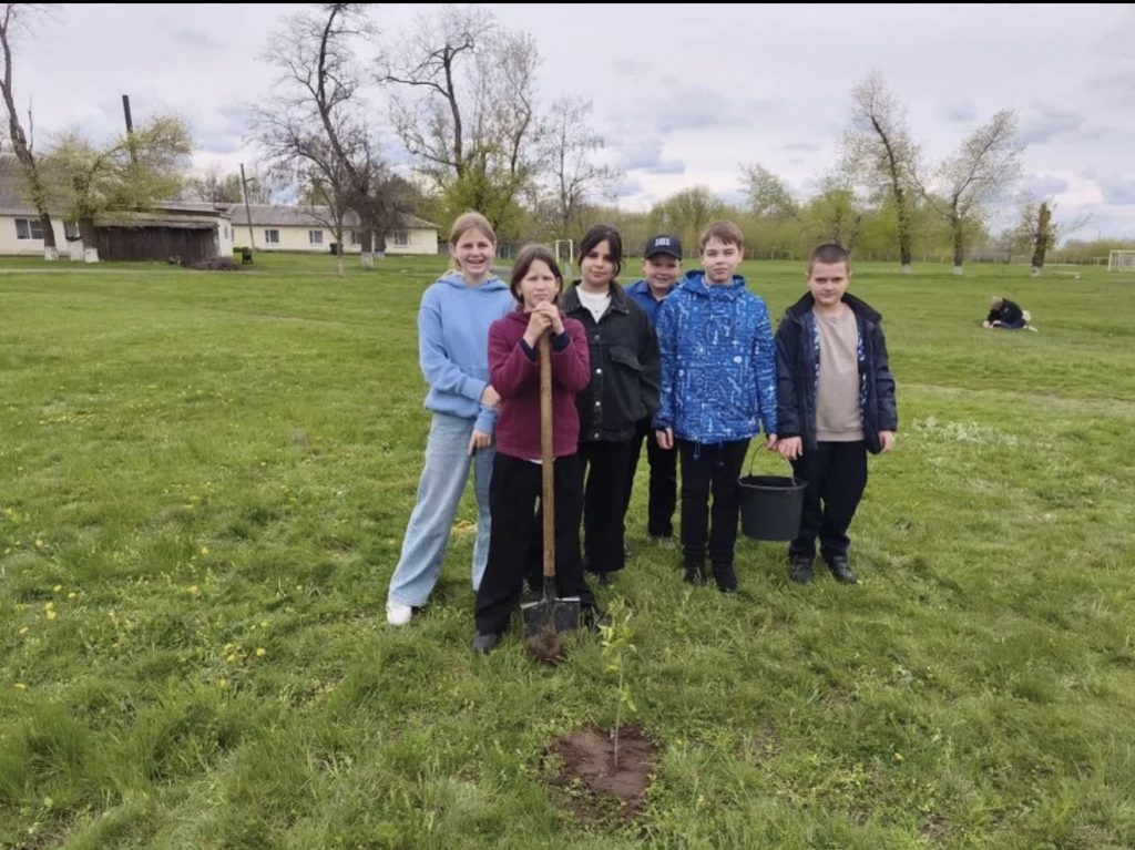 «Дерево жизни»: Школьники хутора Комаров вырастили будущее на своём дворе