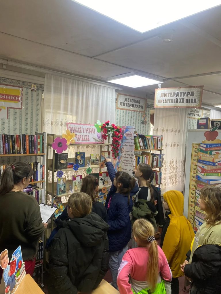 Не пыль на переплете, а живая история. Как в местной библиотеке открыли секрет вечной актуальности классики