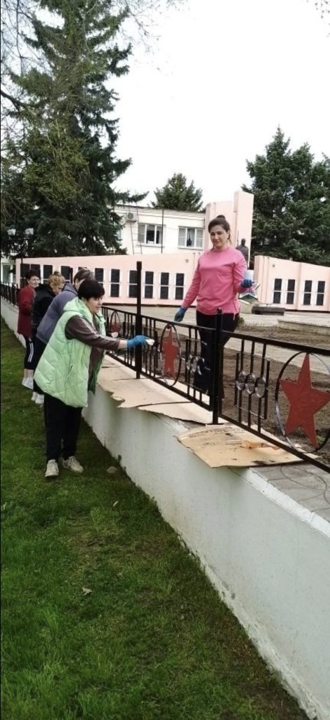 Апрельский марафон чистоты. Сотрудники МФЦ подарили Мемориалу Славы весенний «парадный» вид