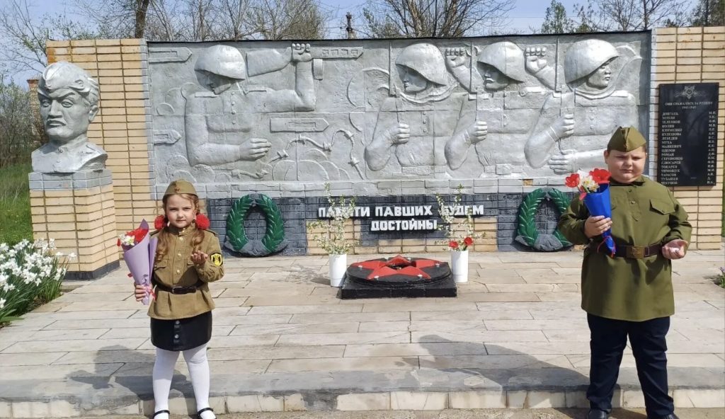 Память, зажжённая в «Лучике»: как сельский театральный кружок провёл митинг против забвения