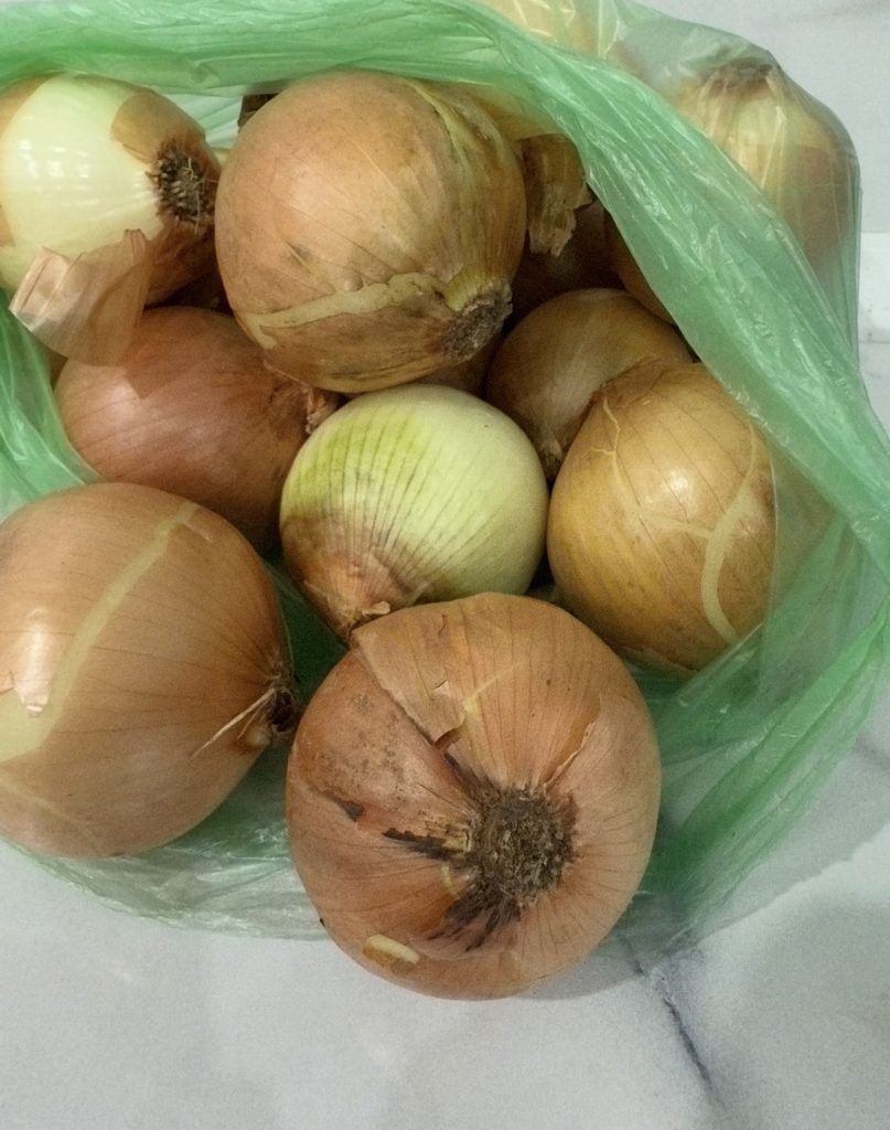 Лук без секретов: 4 проверенных шага от луковой мухи до крупной луковицы